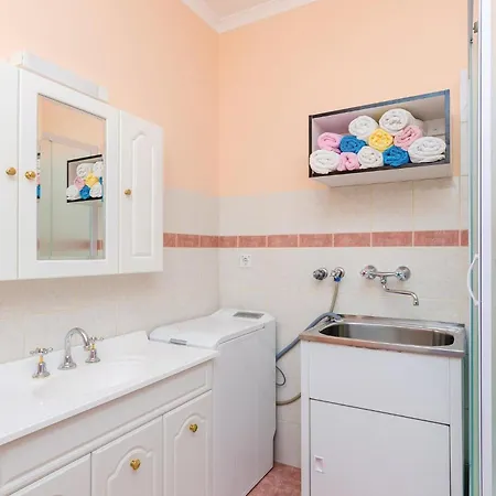 3 Bedroom Beautiful Apartment In Orasac