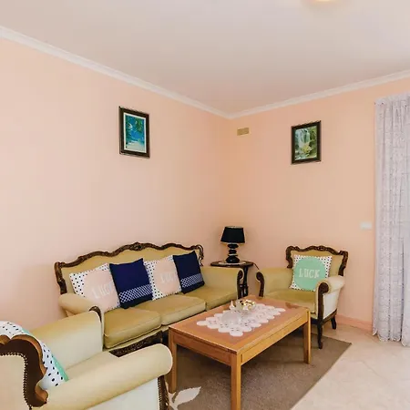 3 Bedroom Beautiful Apartment In Orasac Apartment