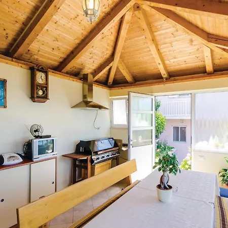 3 Bedroom Beautiful Apartment In Orasac
