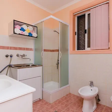 3 Bedroom Beautiful Apartment In Orasac Apartment *