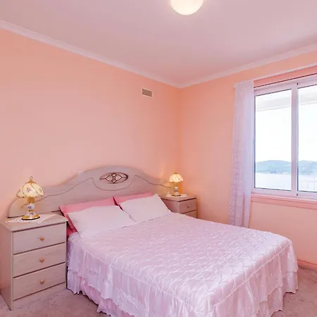 3 Bedroom Beautiful Apartment In Orasac
